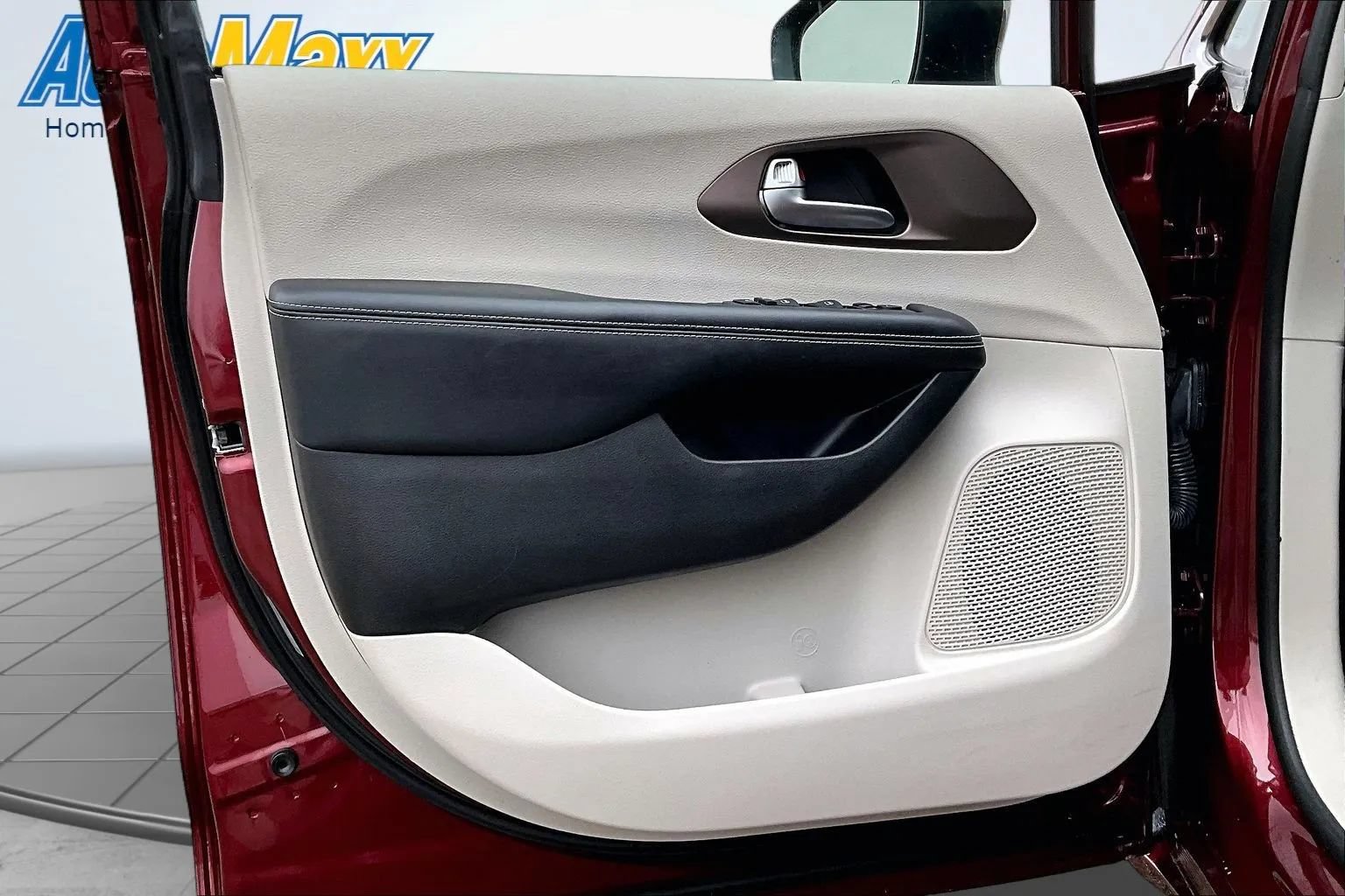 Used 2021 Chrysler Voyager L FWD image 19