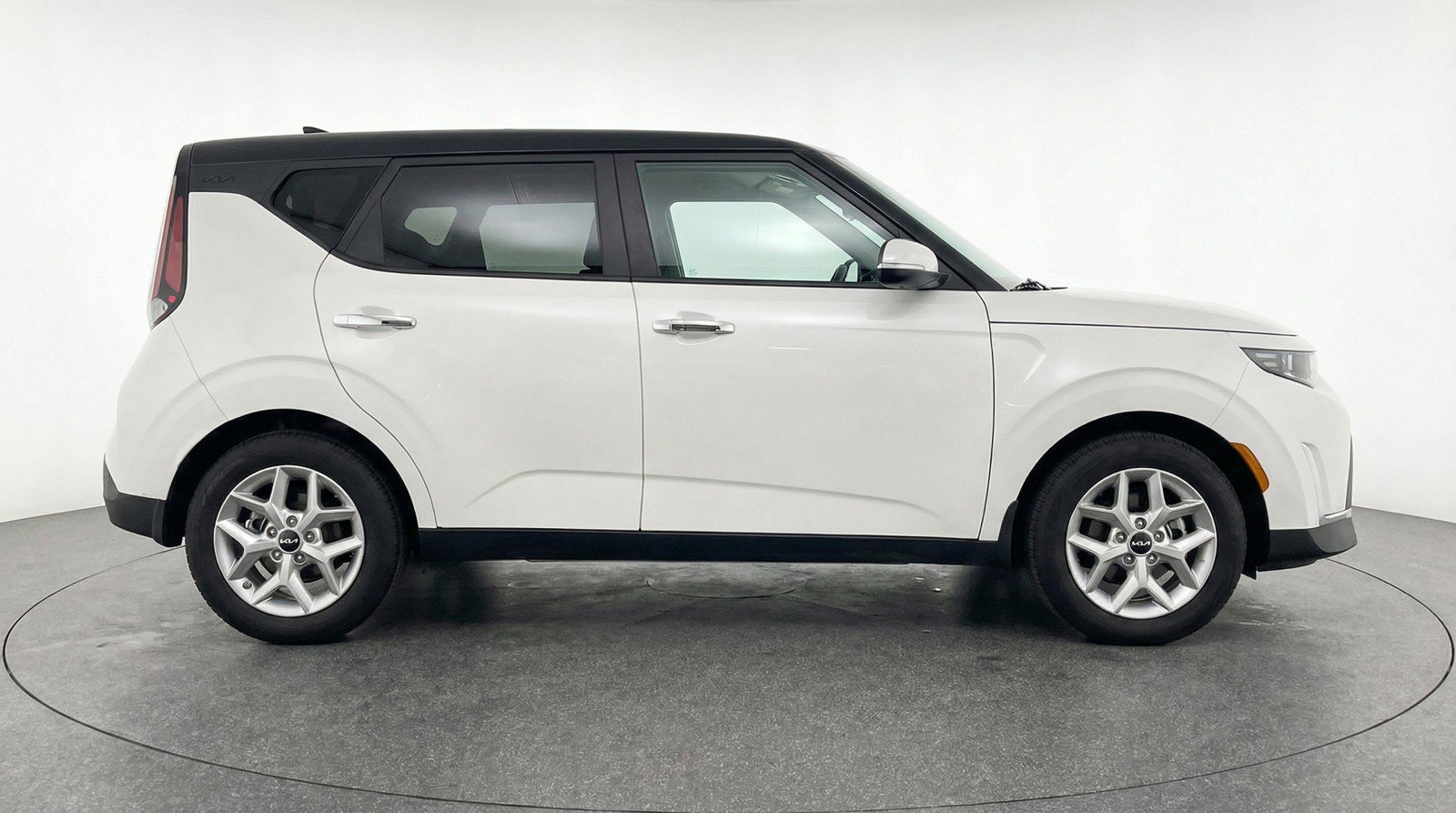 Used 2025 Kia Soul LX w/ LX Technology Package FWD image 11