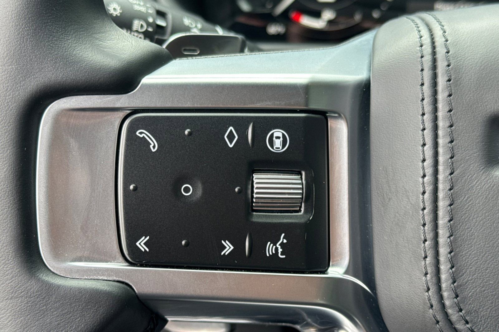 Certified 2024 Land Rover Discovery Metropolitan Edition image 28