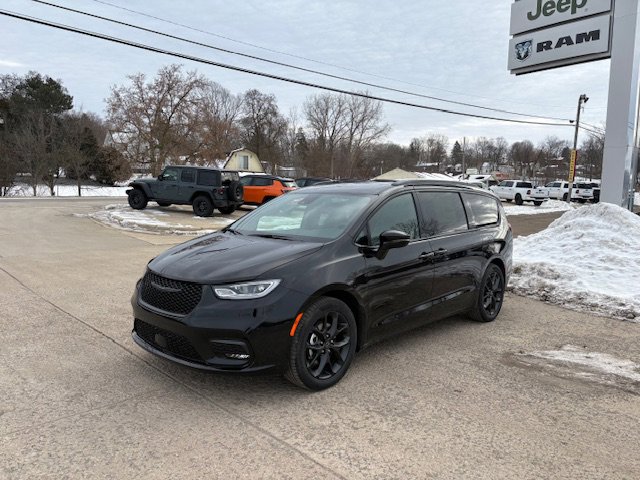 New 2026 Chrysler Pacifica Limited w/ S Appearance Package image 1