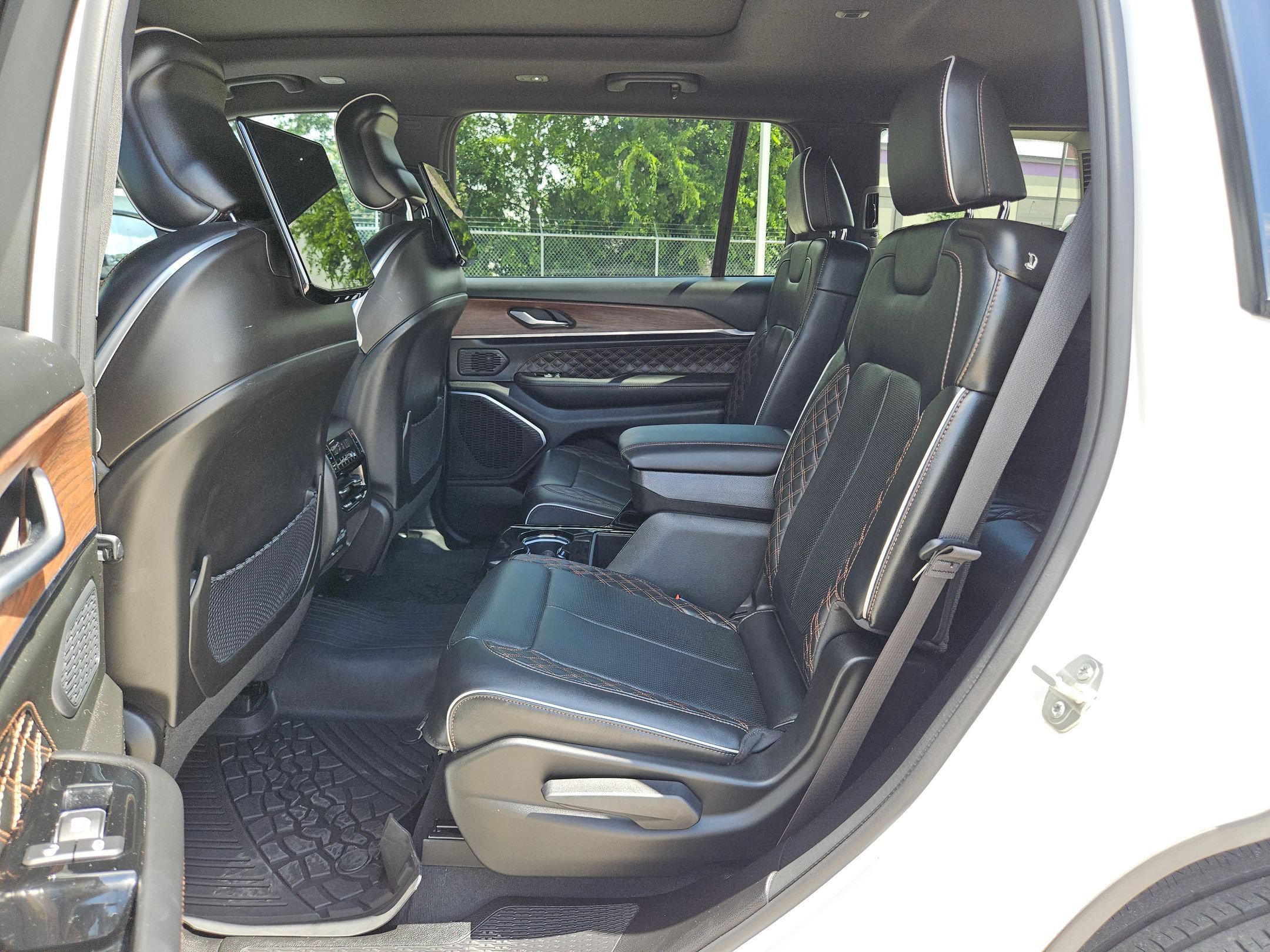 Used 2023 Jeep Grand Cherokee L Summit w/ Rear Seat Video Group I AWD/4WD image 14