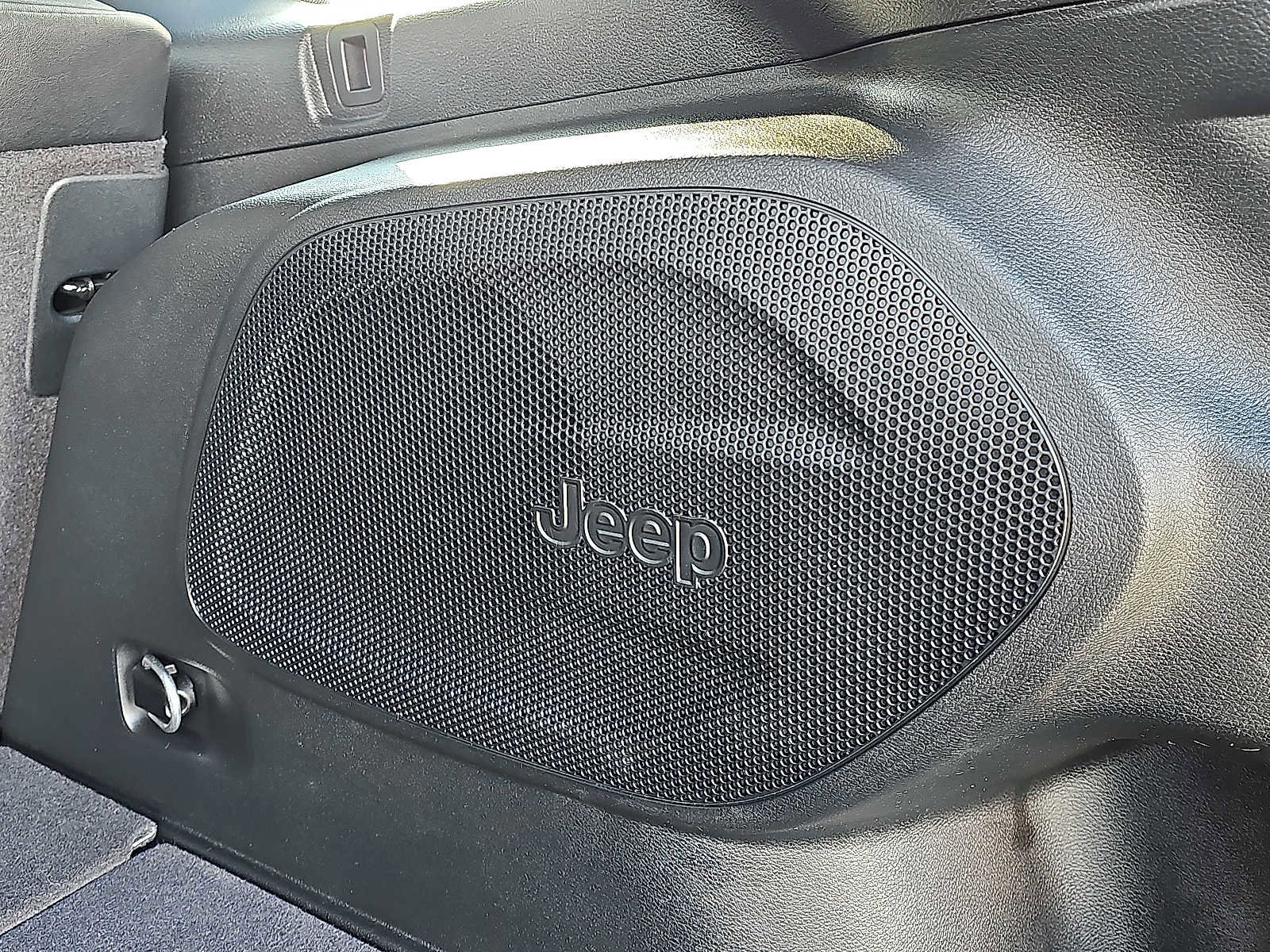 Used 2022 Jeep Cherokee Latitude Lux w/ Sun & Sound Group AWD/4WD image 31