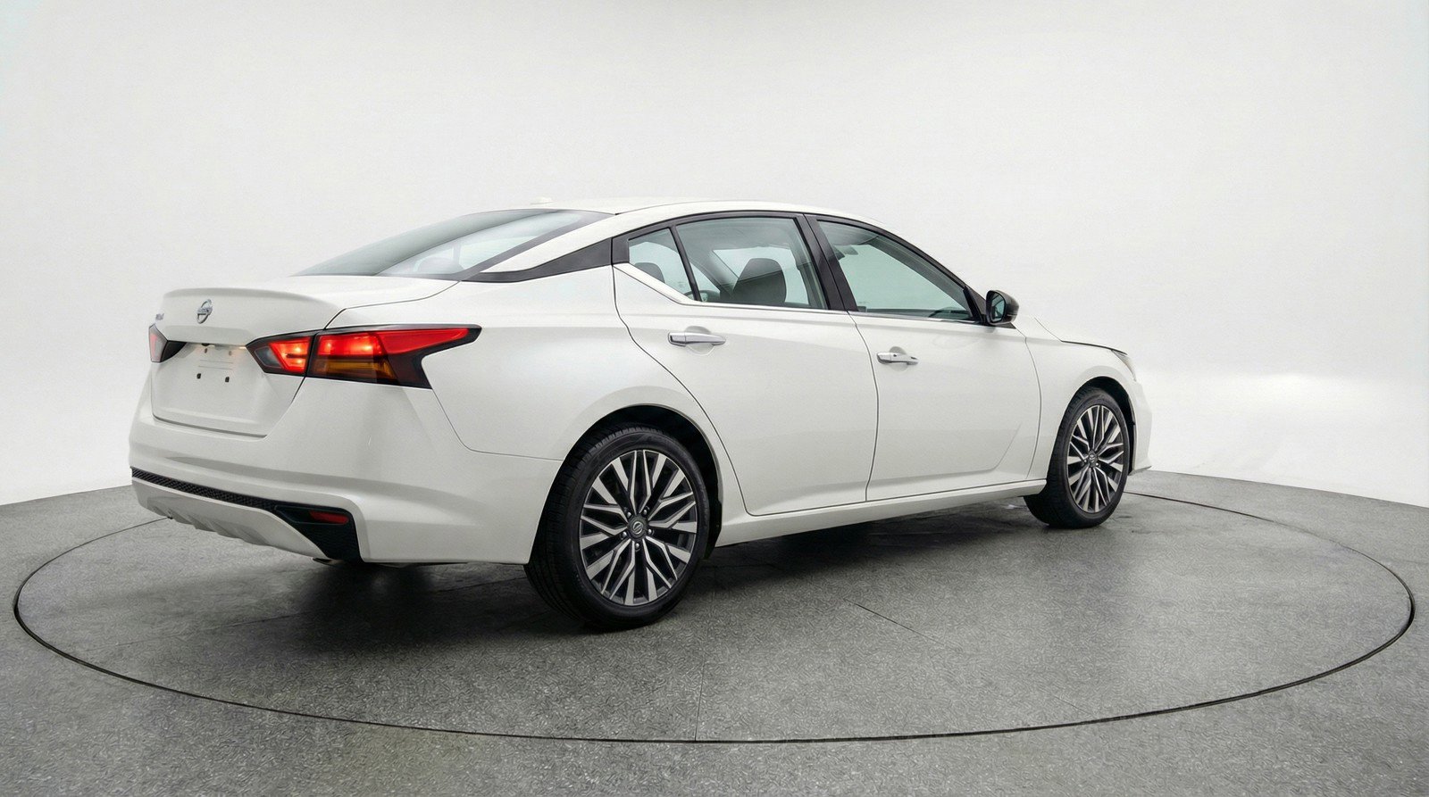 Used 2025 Nissan Altima 2.5 SV FWD image 9