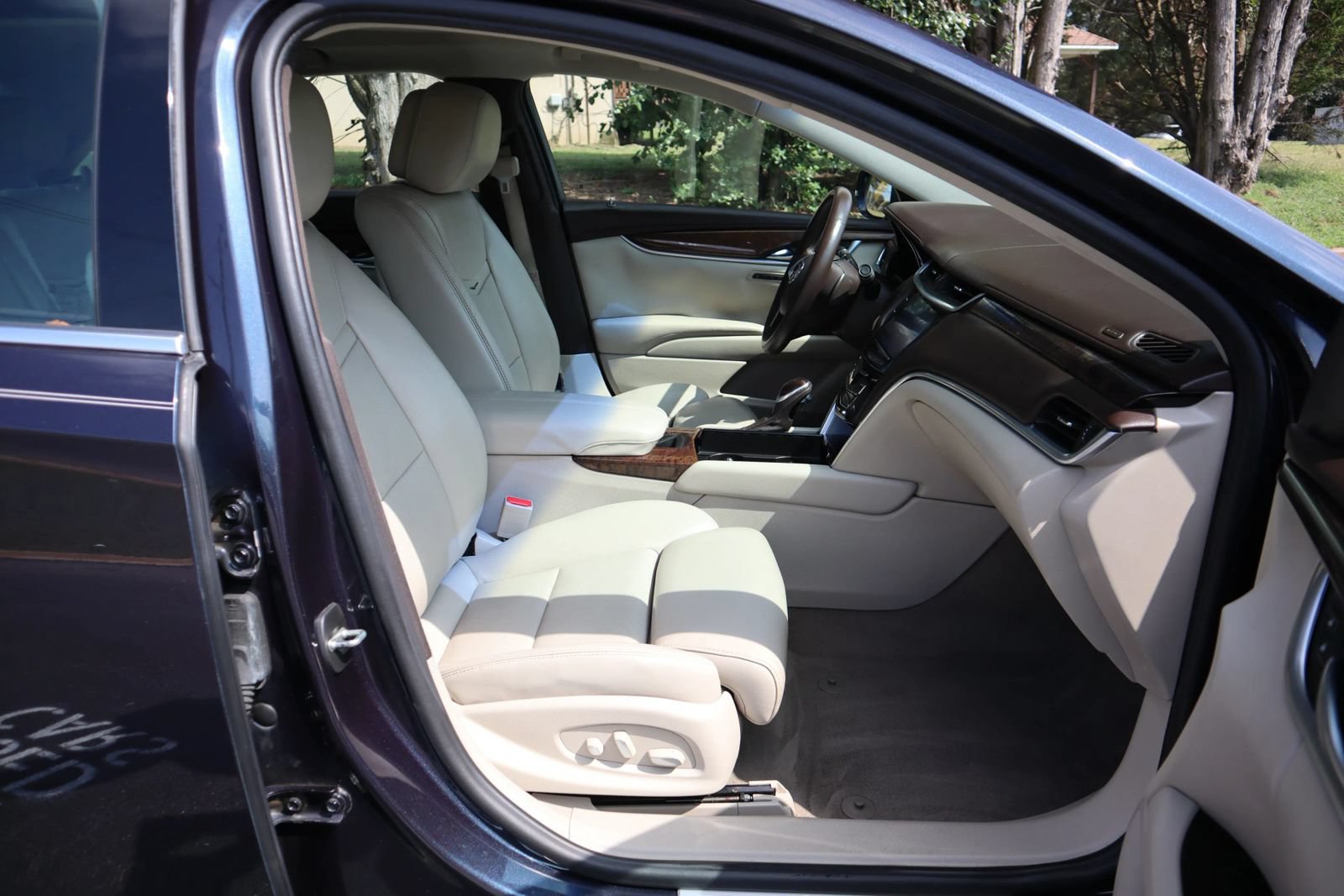 Used 2013 Cadillac XTS Luxury FWD image 16