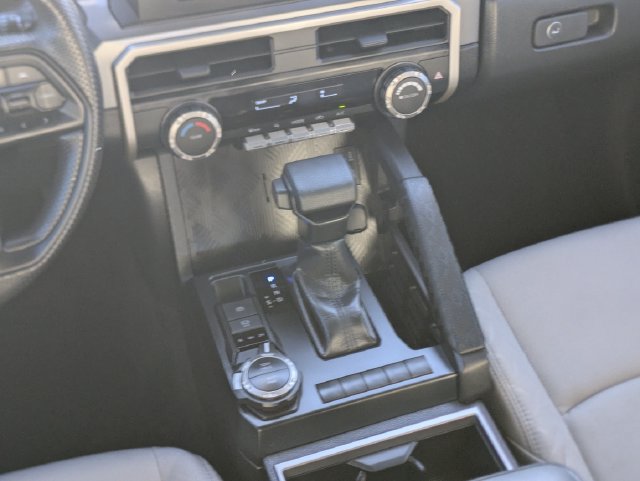 Used 2024 Toyota Tacoma SR5 AWD/4WD image 12