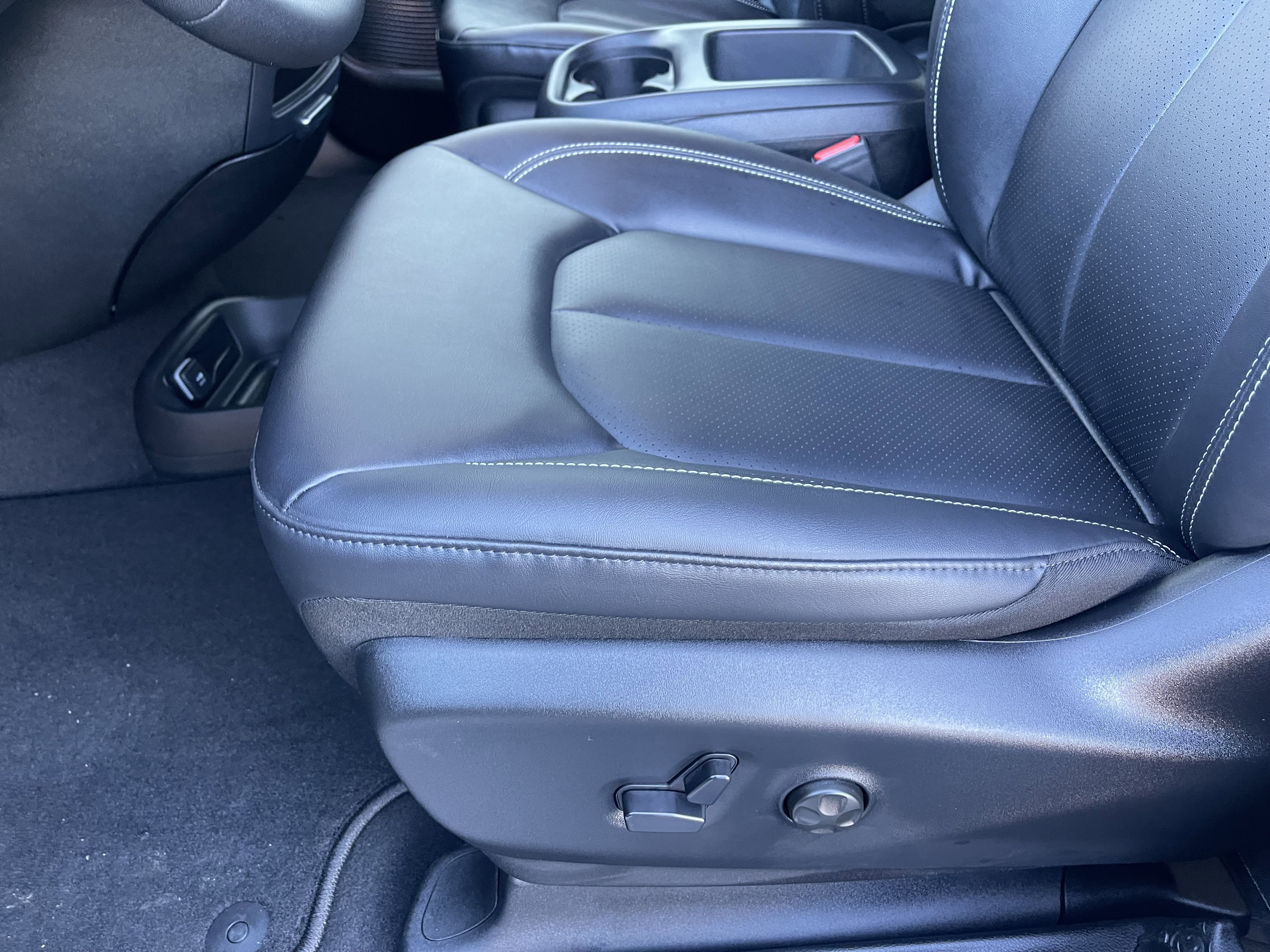 New 2026 Chrysler Pacifica Select FWD image 17