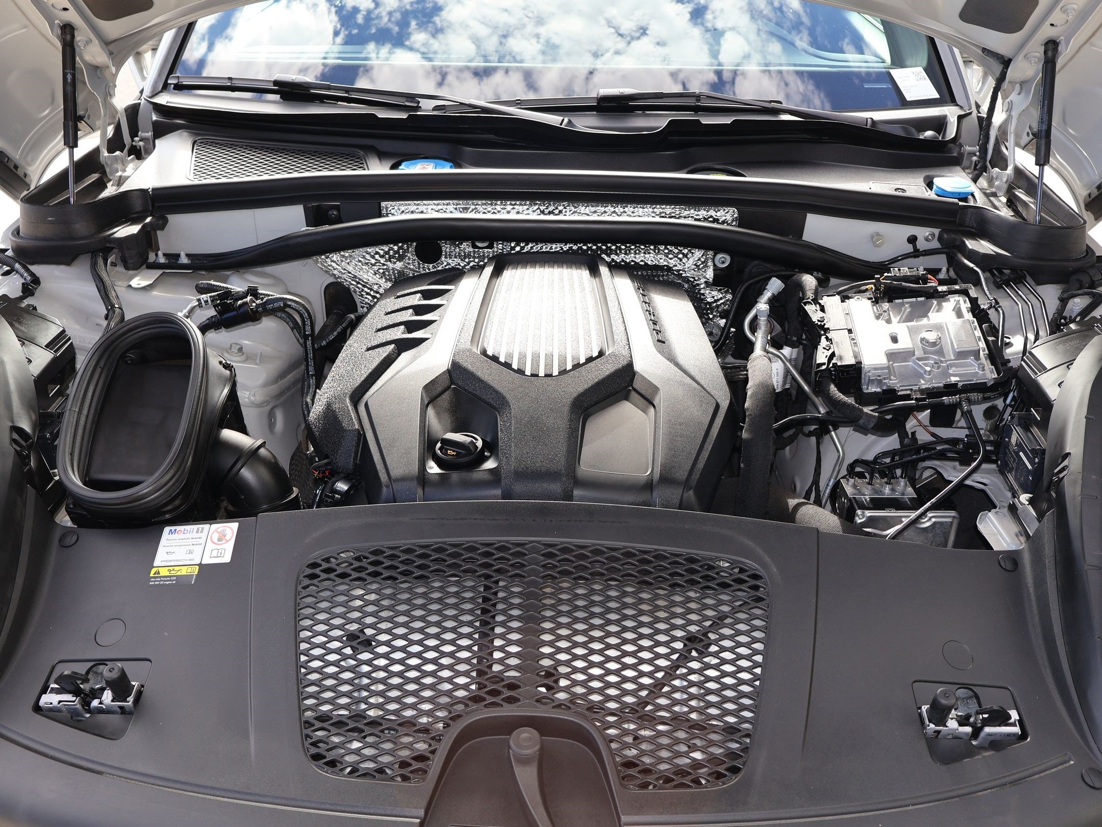 Used 2023 Porsche Macan AWD/4WD image 34