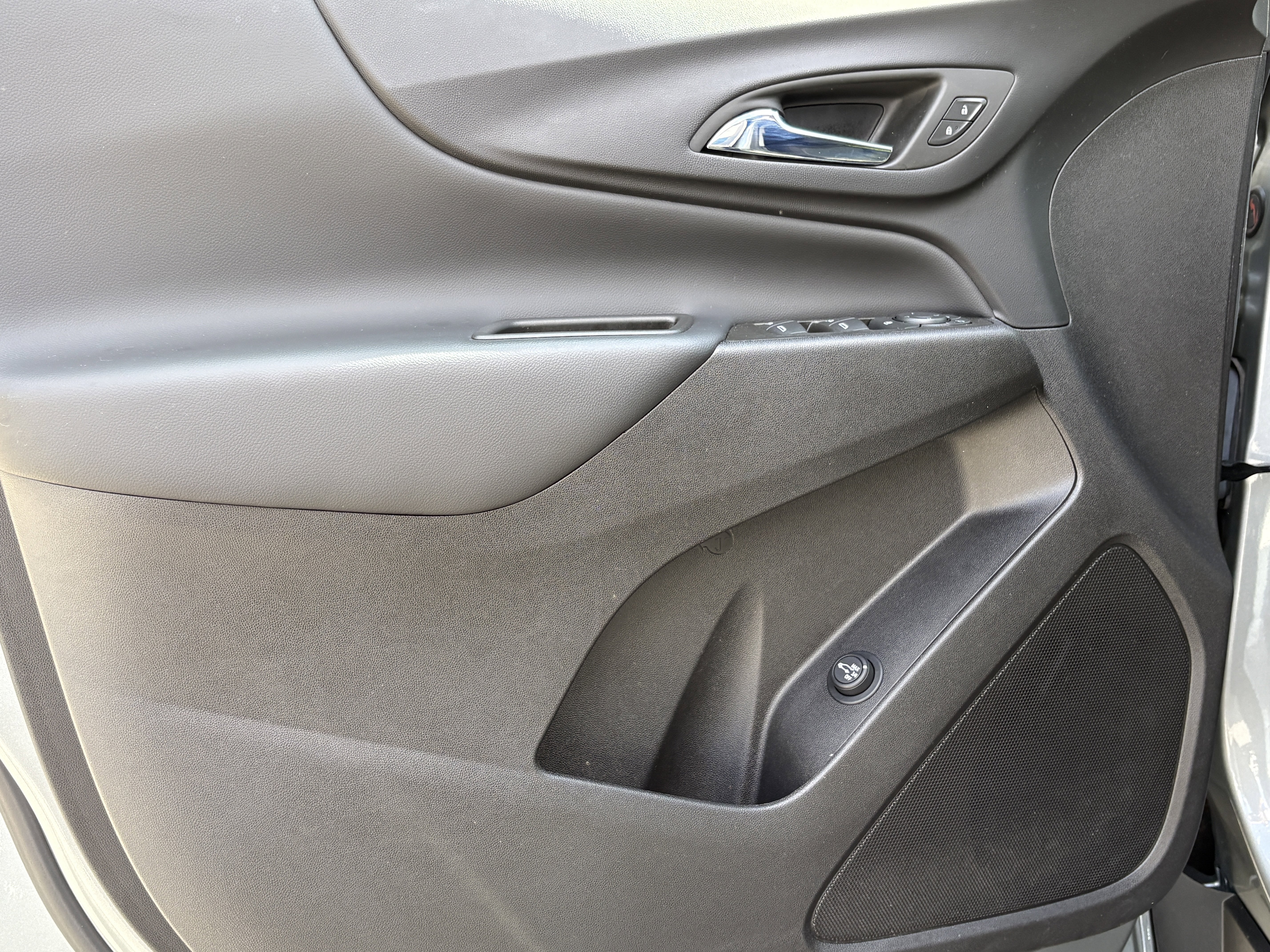 Used 2024 Chevrolet Equinox LT w/ LPO, Floor Liner Package FWD image 15