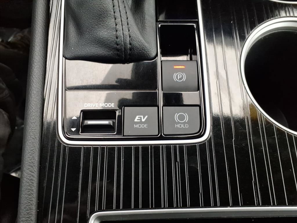 Certified 2025 Toyota Sienna XLE Woodland Edition image 28