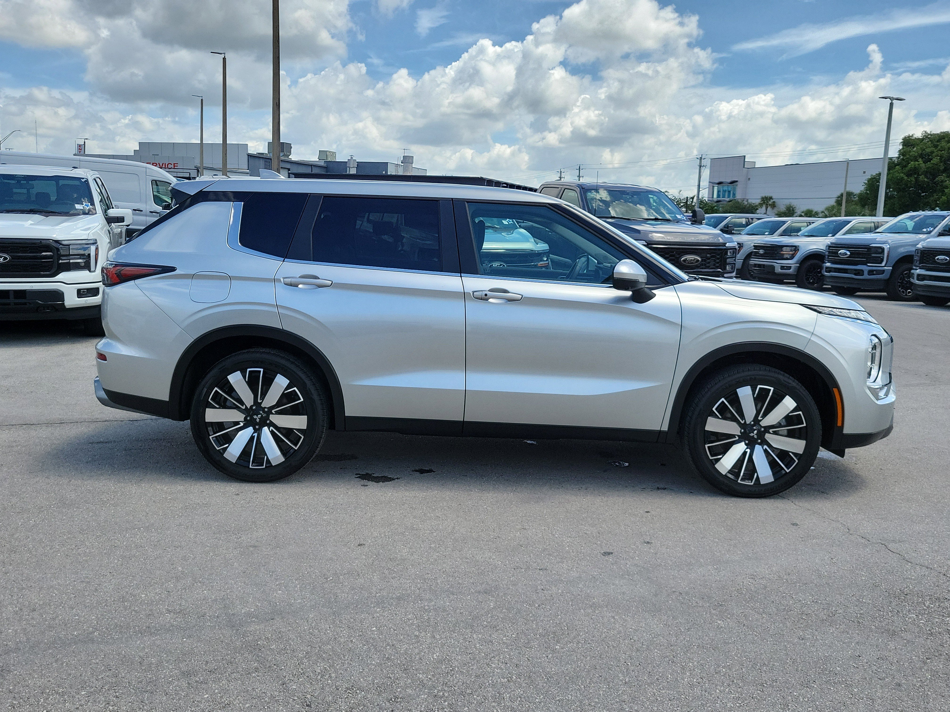 Used 2025 Mitsubishi Outlander SE FWD image 4