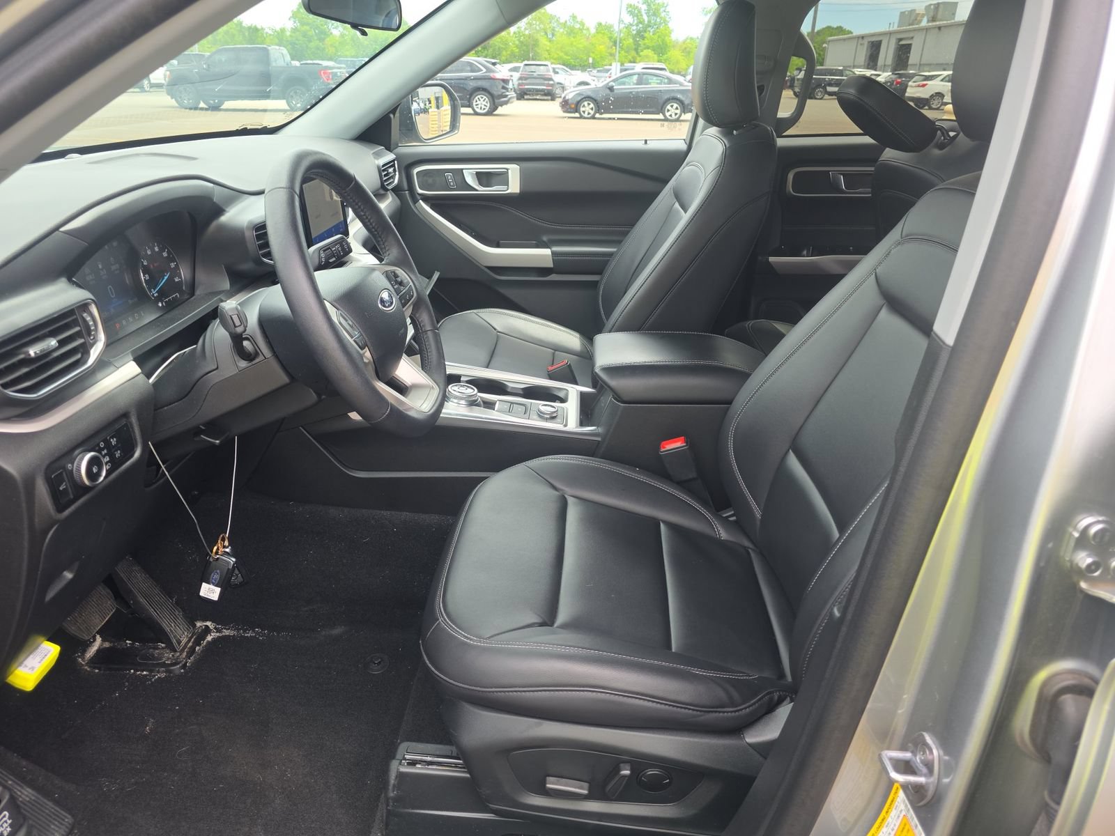 Used 2024 Ford Explorer XLT w/ Equipment Group 202A AWD/4WD image 9