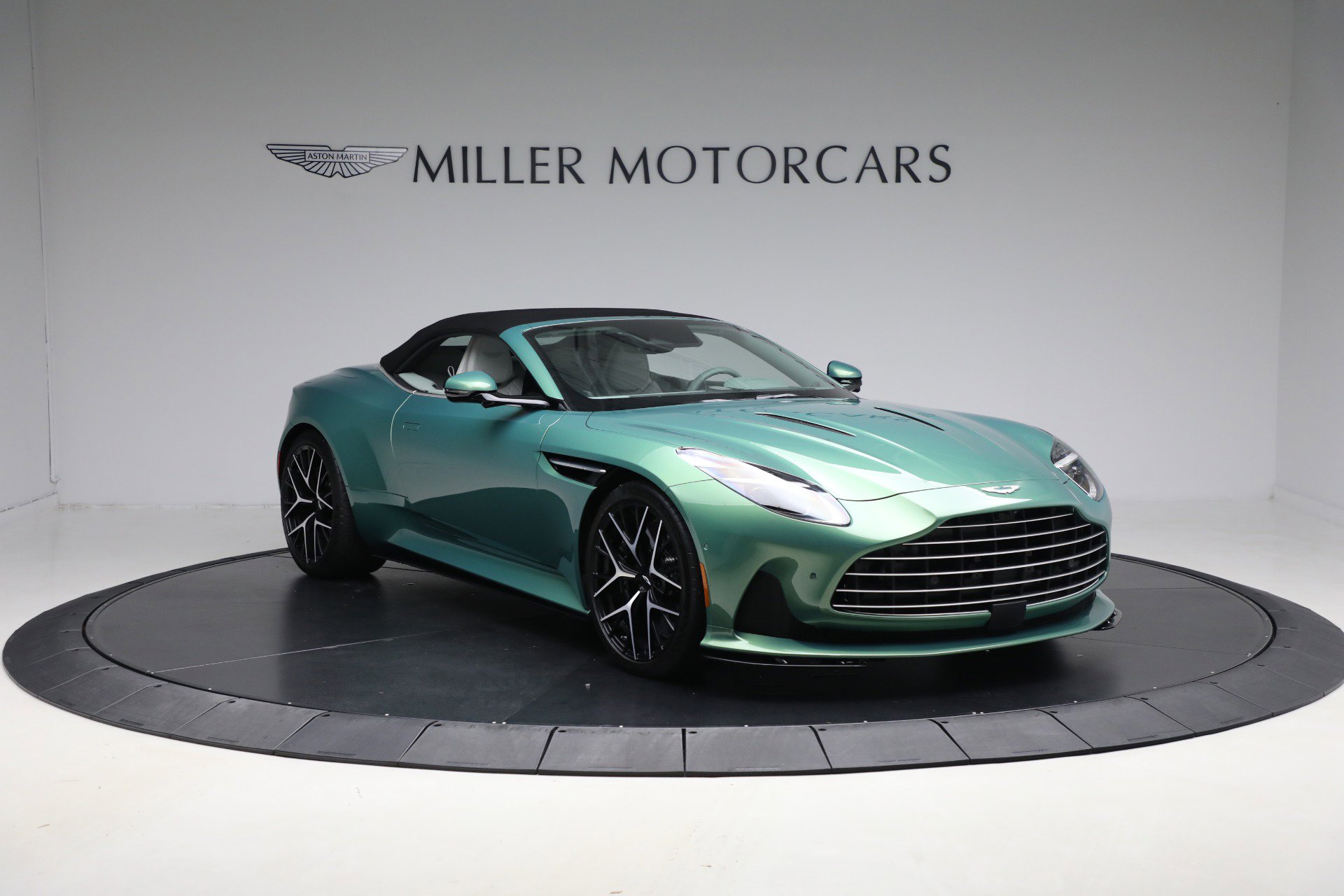Used 2025 Aston Martin DB12 Convertible RWD image 23