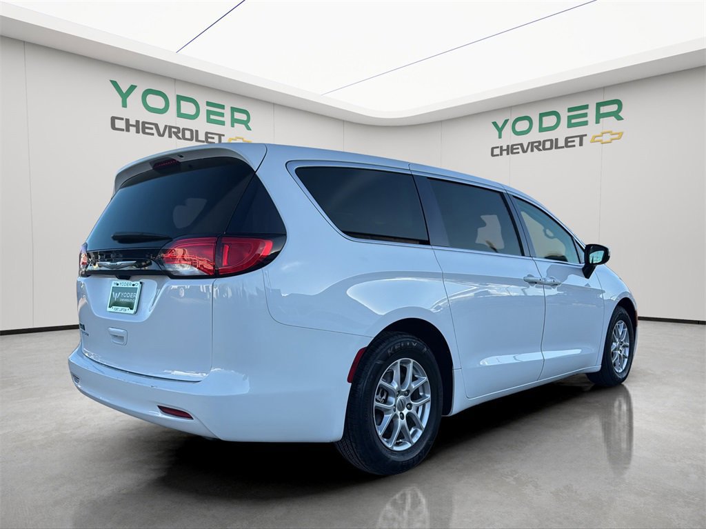 Used 2022 Chrysler Voyager LX image 7