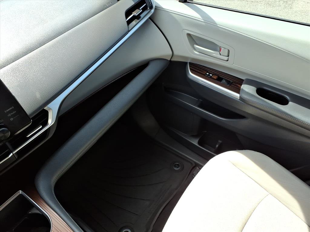 Used 2024 Toyota Sienna LE FWD image 33