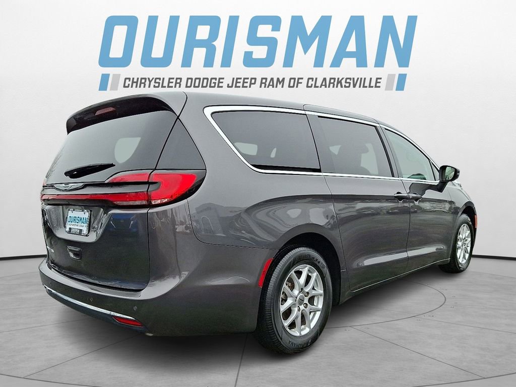 Used 2023 Chrysler Pacifica Touring-L image 6