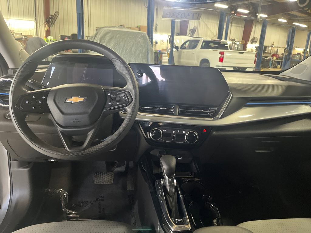 Used 2025 Chevrolet Trax LT FWD image 28