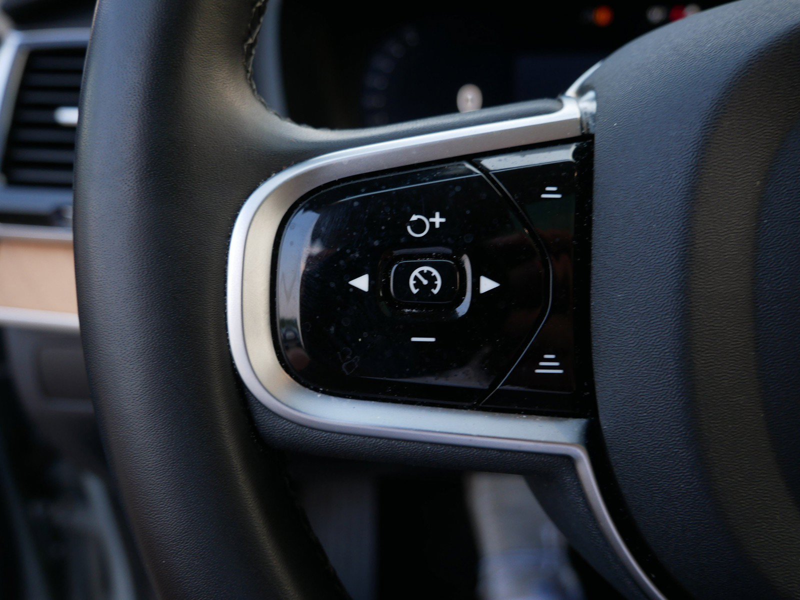 Certified 2025 Volvo XC90 T8 Plus w/ Protection Package Premier AWD/4WD image 27