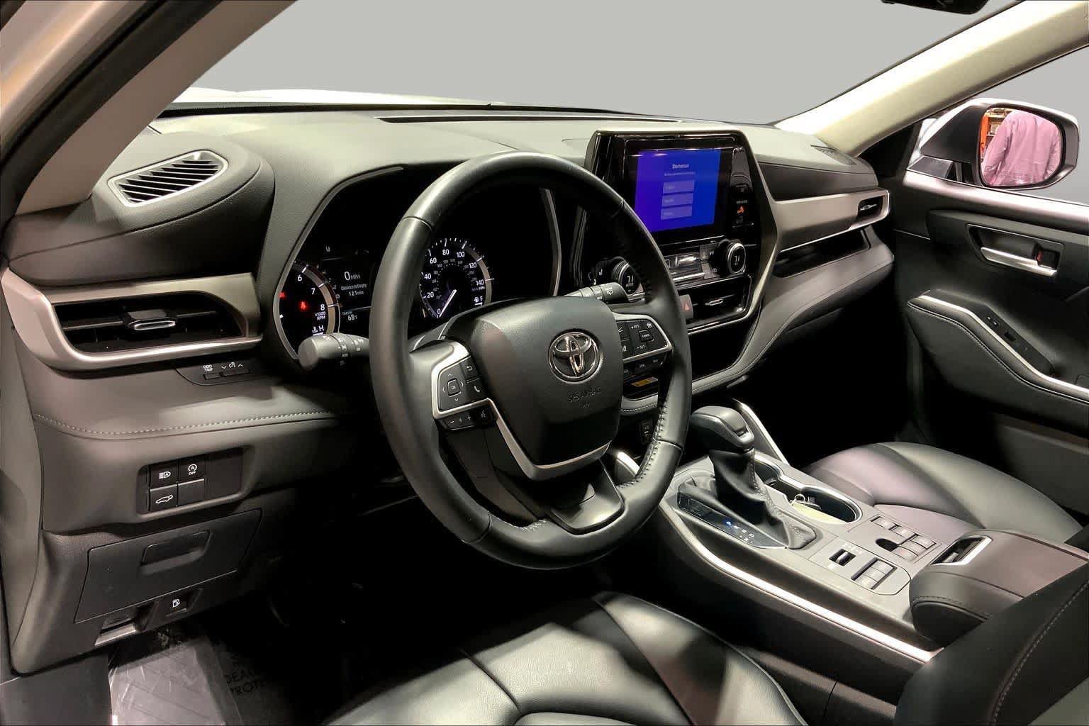Used 2023 Toyota Highlander XLE AWD/4WD image 18