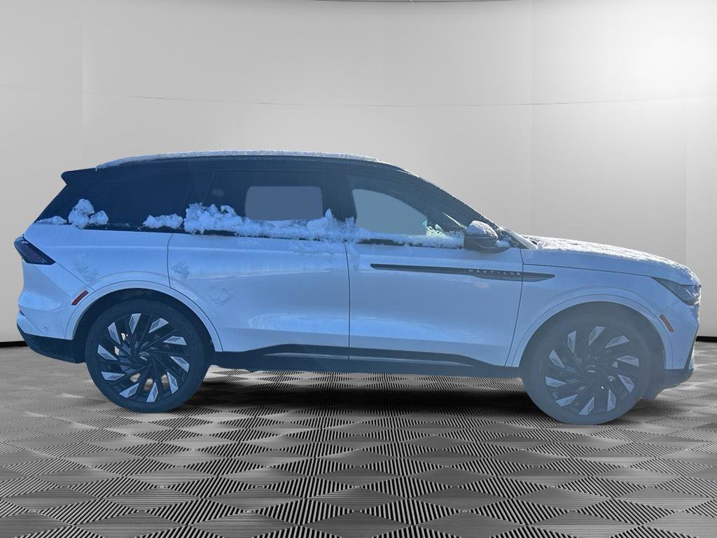 Used 2024 Lincoln Nautilus Reserve w/ Equipment Group 202A image 8