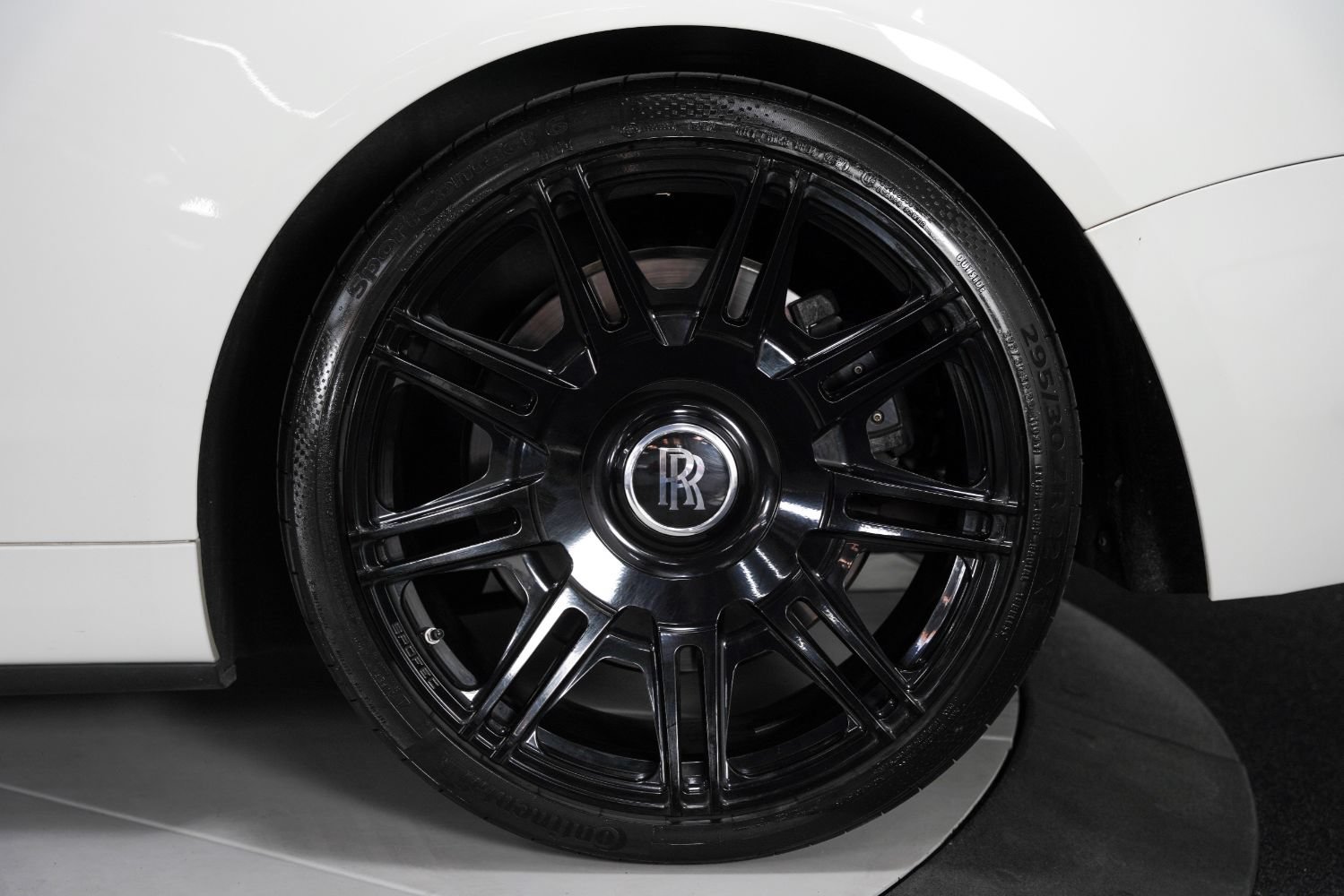 Used 2017 Rolls-Royce Dawn RWD image 17