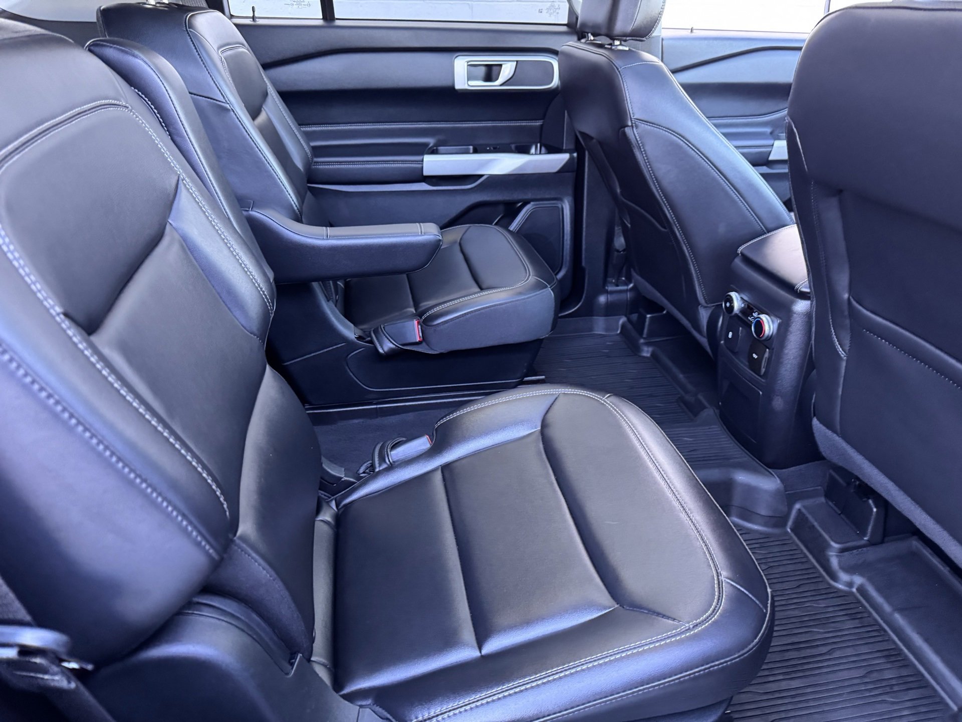 Used 2022 Ford Explorer XLT w/ Equipment Group 202A image 13