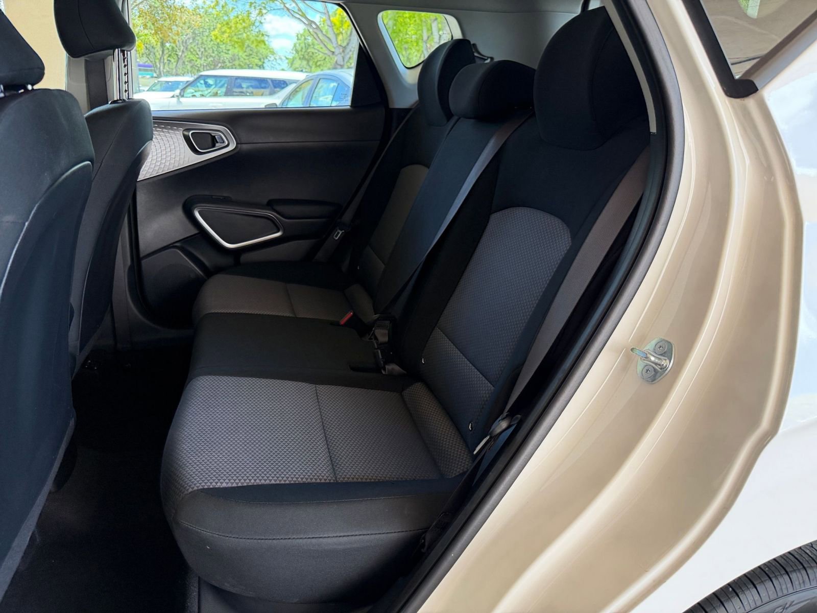Used 2025 Kia Soul LX w/ LX Technology Package FWD image 21