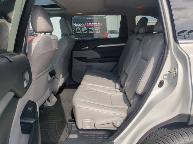 Used 2017 Toyota Highlander XLE w/ Carpet Mat Package image 17