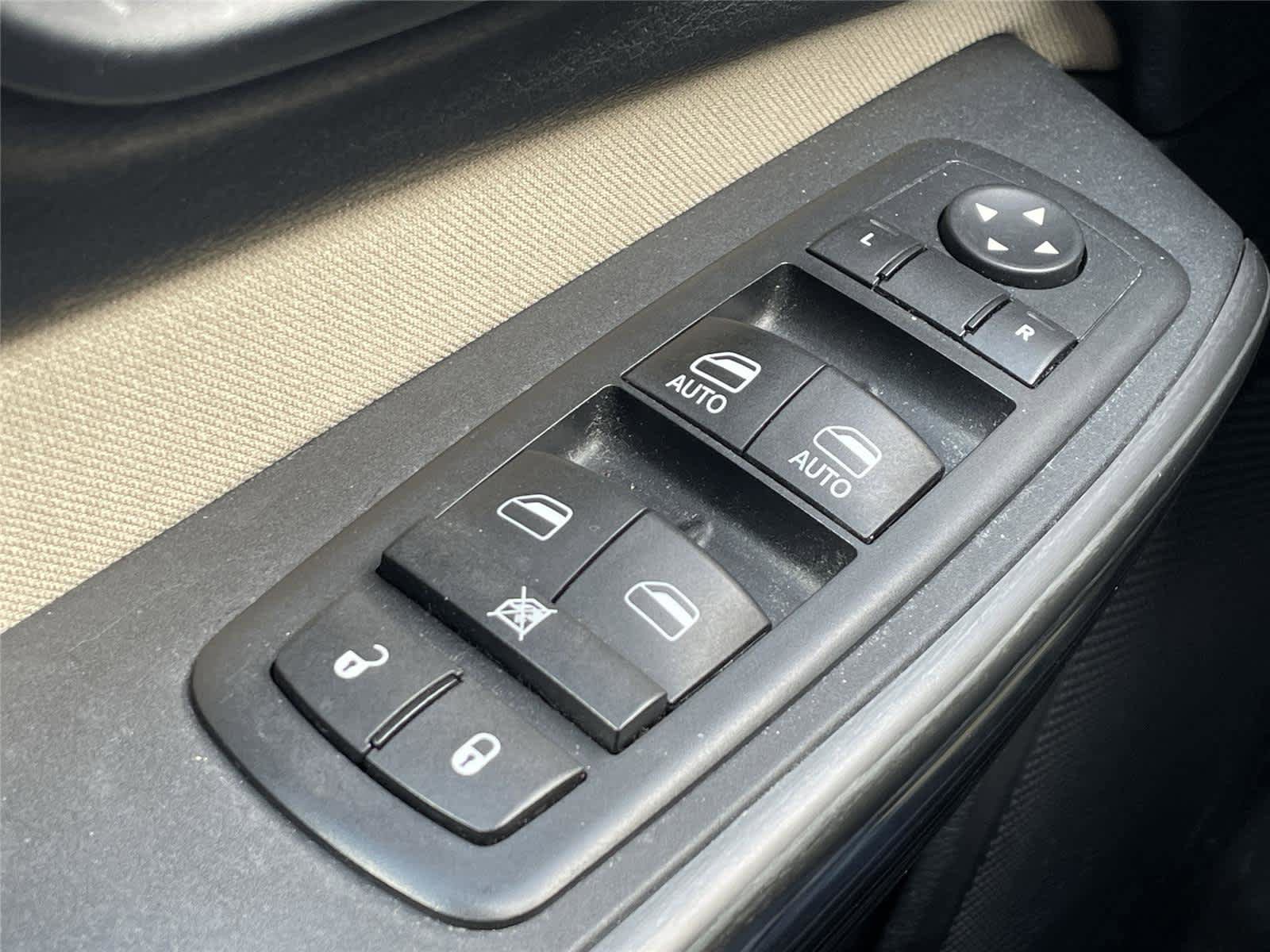 Used 2016 Jeep Cherokee Latitude w/ Comfort/Convenience Group AWD/4WD image 22