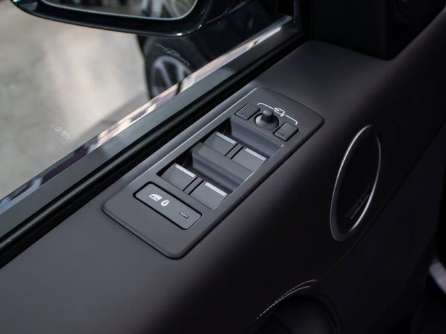 Certified 2025 Land Rover Discovery Metropolitan Edition image 14