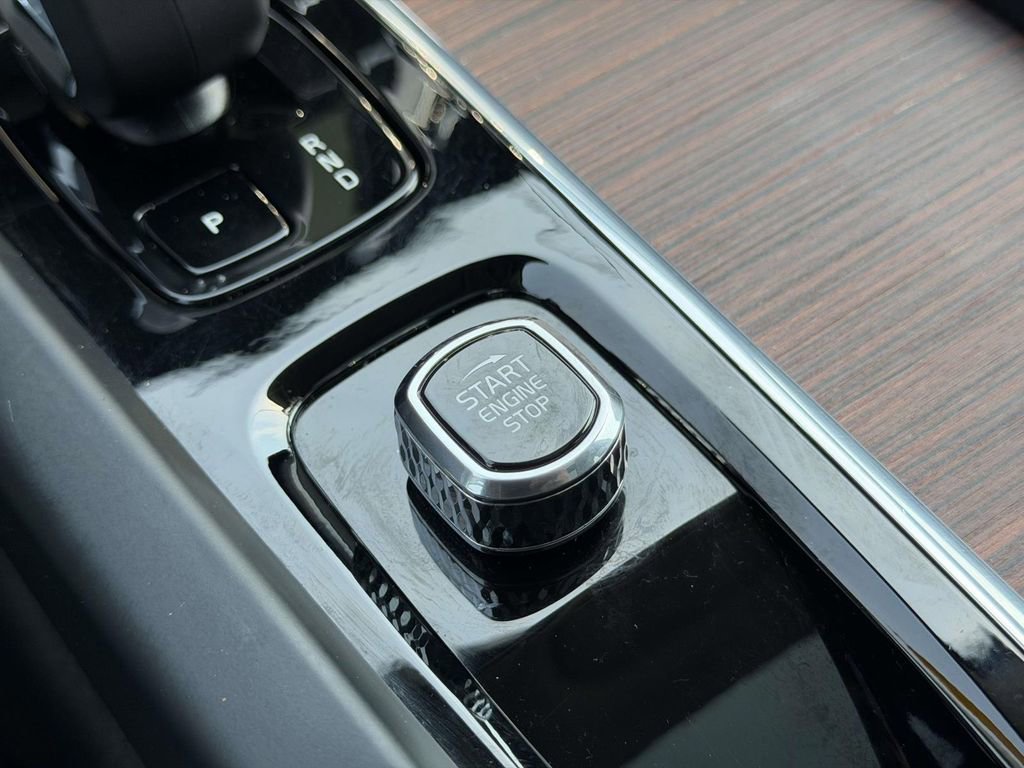 Used 2024 Volvo XC60 B5 Plus w/ Climate Package image 8