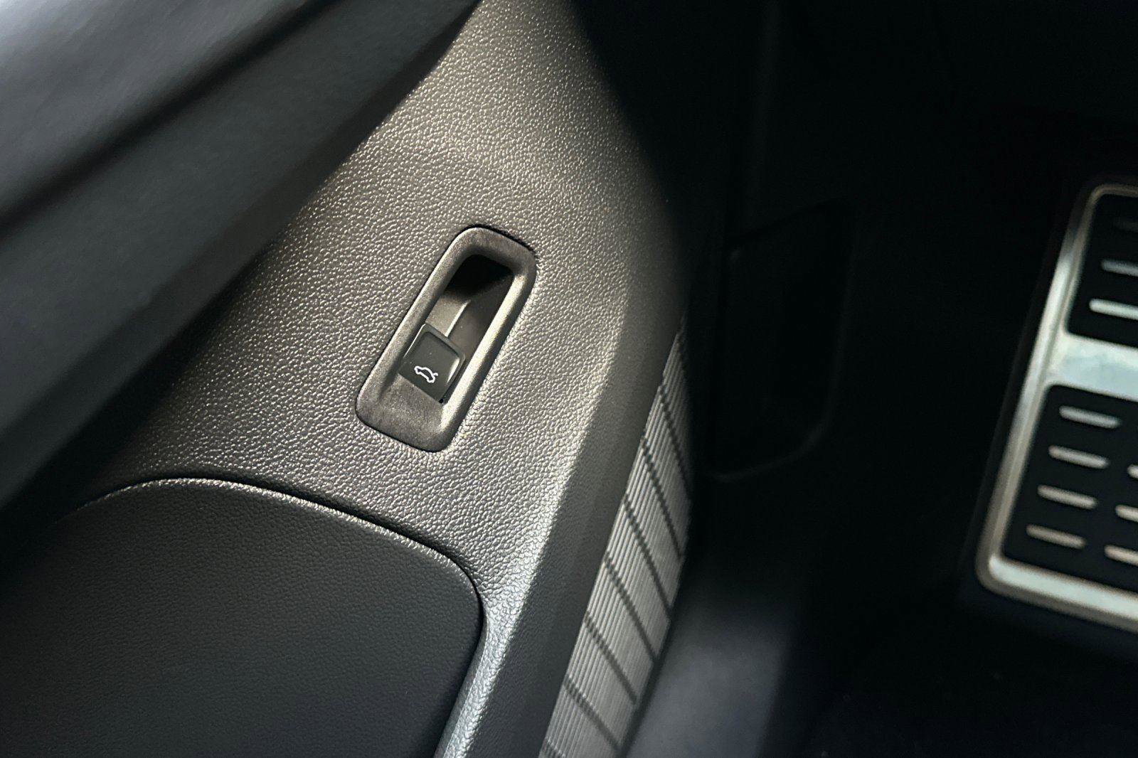 Used 2024 Volkswagen Atlas Cross Sport SEL Premium R-Line image 38