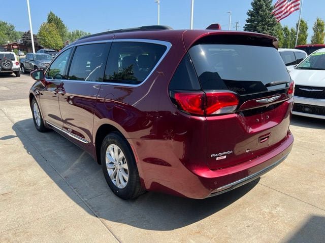 Certified 2017 Chrysler Pacifica Touring-L FWD image 4