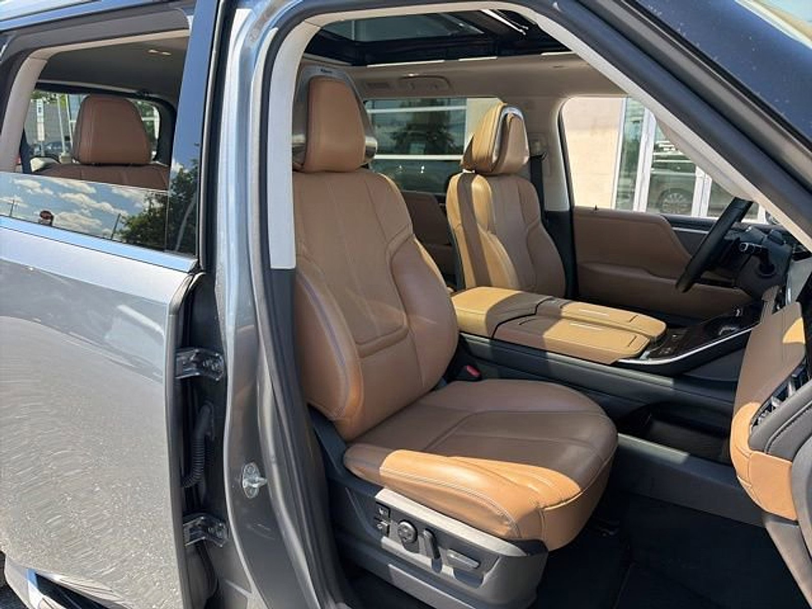 Used 2025 INFINITI QX80 Sensory AWD/4WD image 16