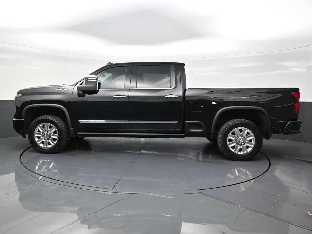 Used 2024 Chevrolet Silverado 2500 High Country w/ High Country Premium Package AWD/4WD image 2