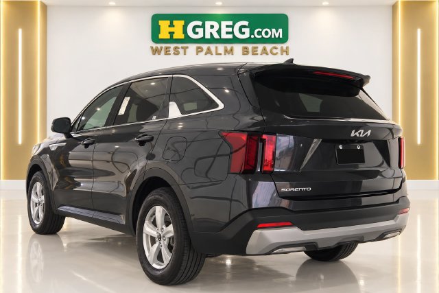 Used 2024 Kia Sorento LX FWD image 2
