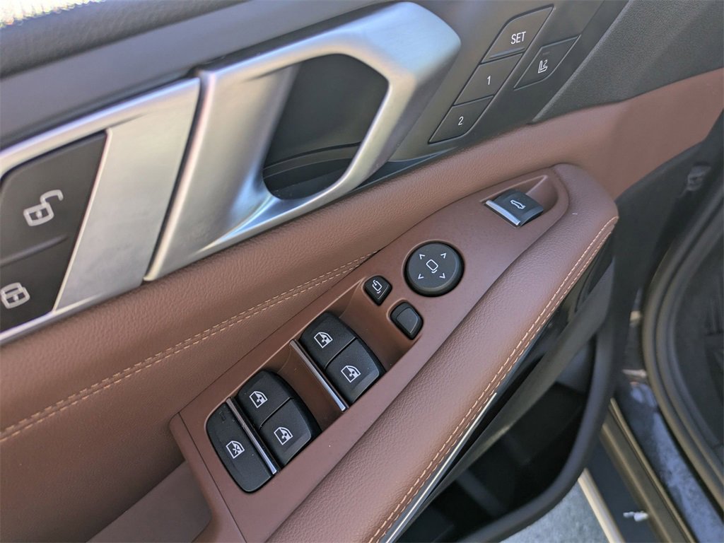 Used 2025 BMW X5 xDrive50e image 12