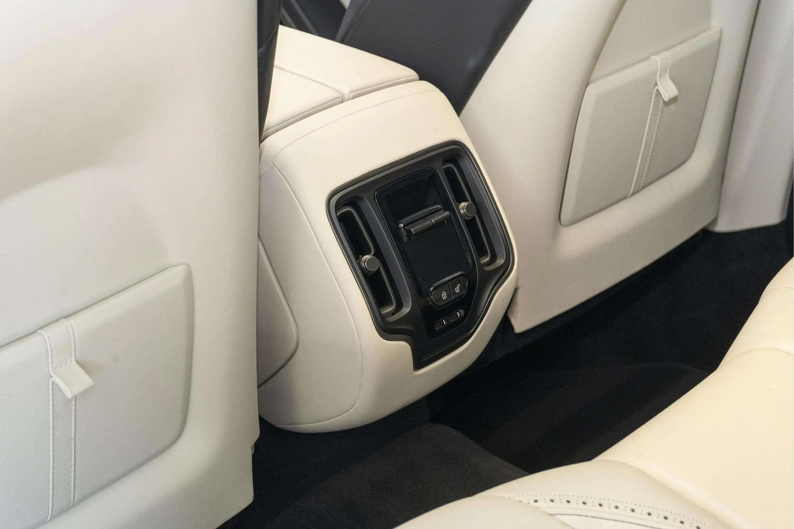Used 2024 Aston Martin DBX AWD/4WD image 45
