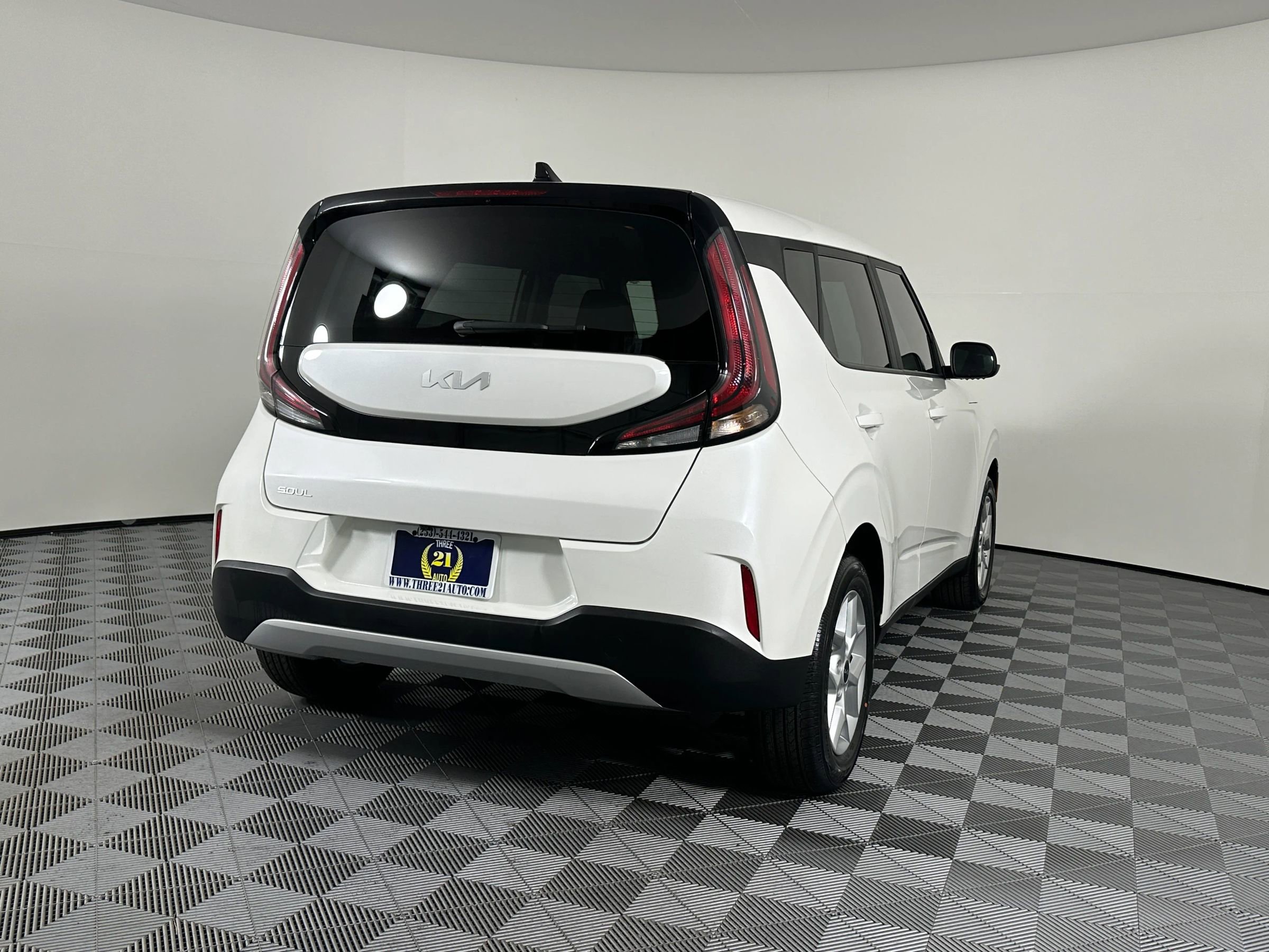 Used 2023 Kia Soul LX w/ LX Technology Package image 9