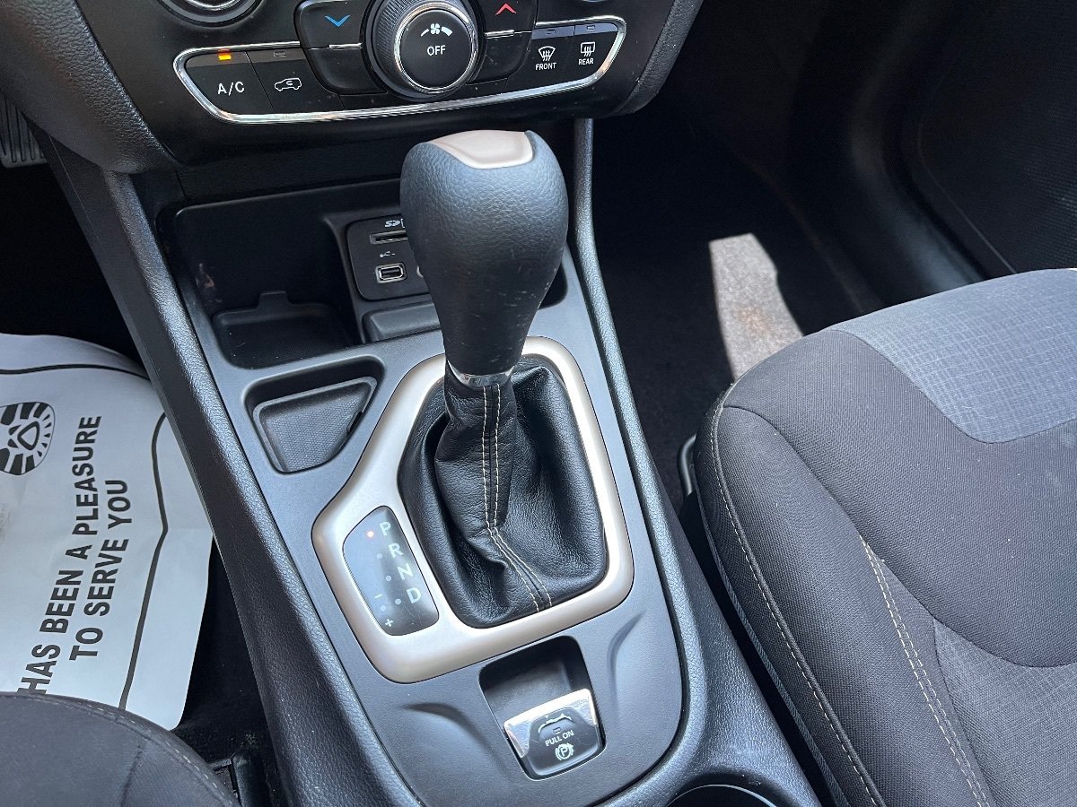 Used 2017 Jeep Cherokee Latitude FWD image 16