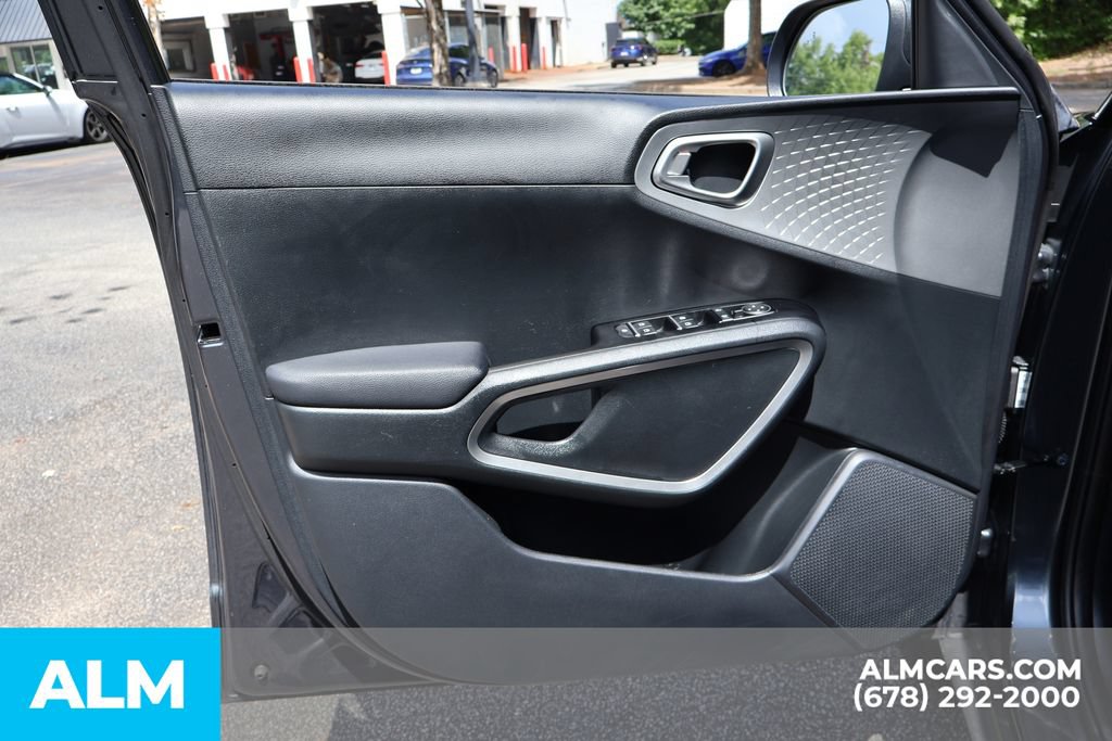 Used 2025 Kia Soul LX w/ LX Technology Package FWD image 10