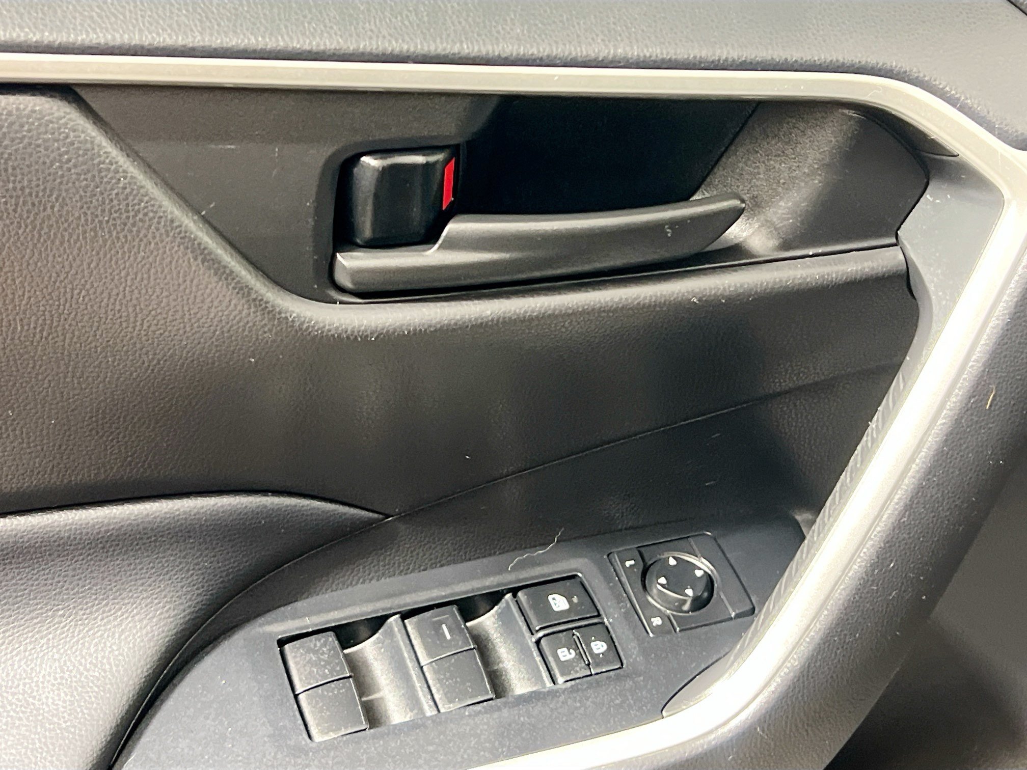 Used 2021 Toyota RAV4 LE FWD image 16