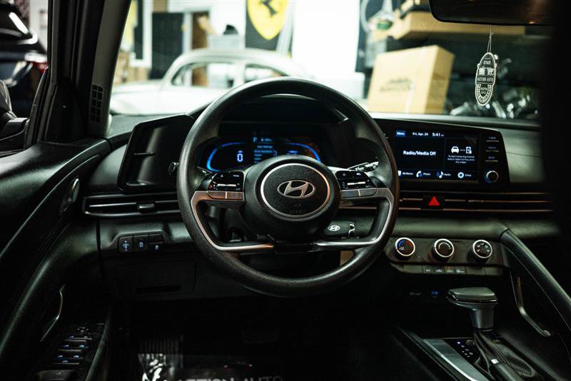 Used 2025 Hyundai Elantra SE FWD image 14