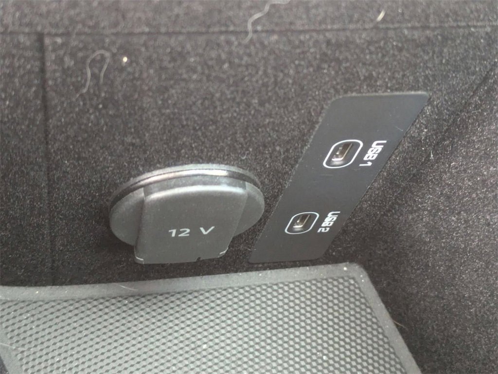 Used 2021 Porsche Taycan 4S image 30