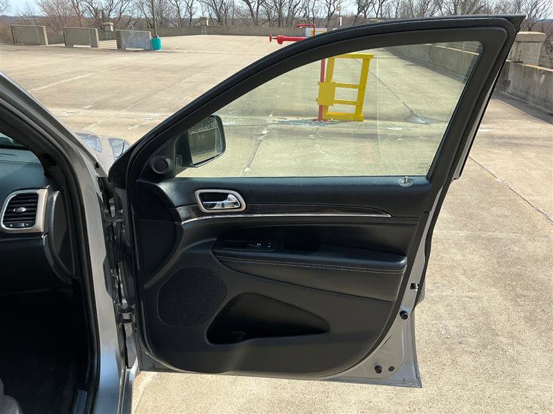 Used 2016 Jeep Grand Cherokee Overland w/ Advanced Technology Group AWD/4WD image 32