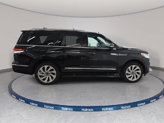 Certified 2024 Lincoln Navigator Reserve AWD/4WD image 4