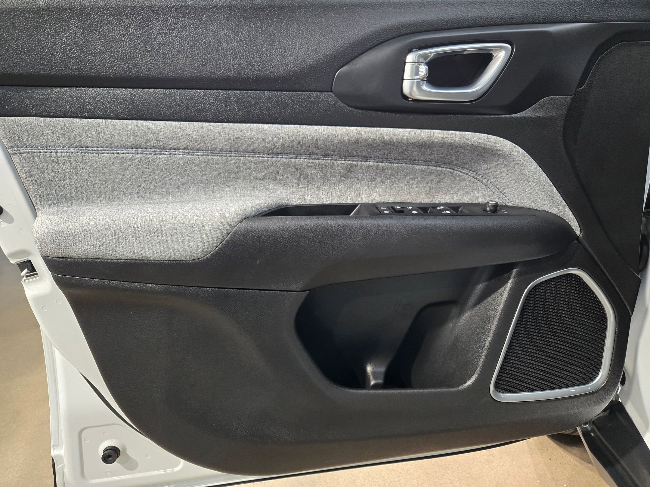 Used 2025 Jeep Compass Sport image 20