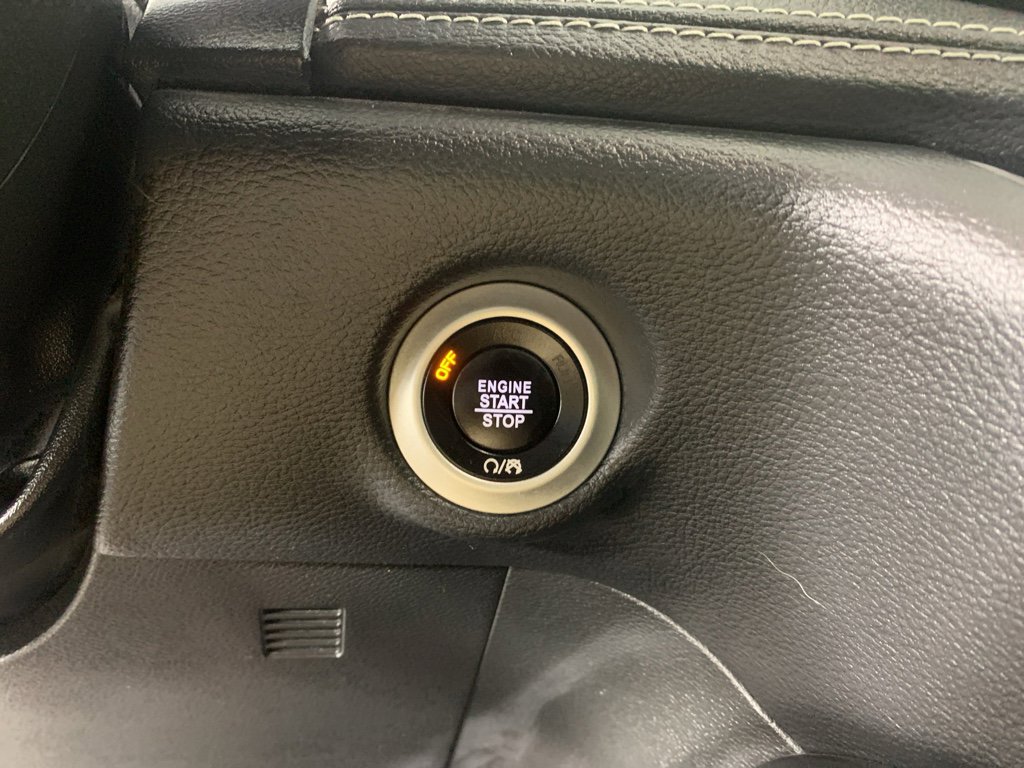 Used 2022 Chrysler Pacifica Limited w/ Uconnect Theater Family Group image 18