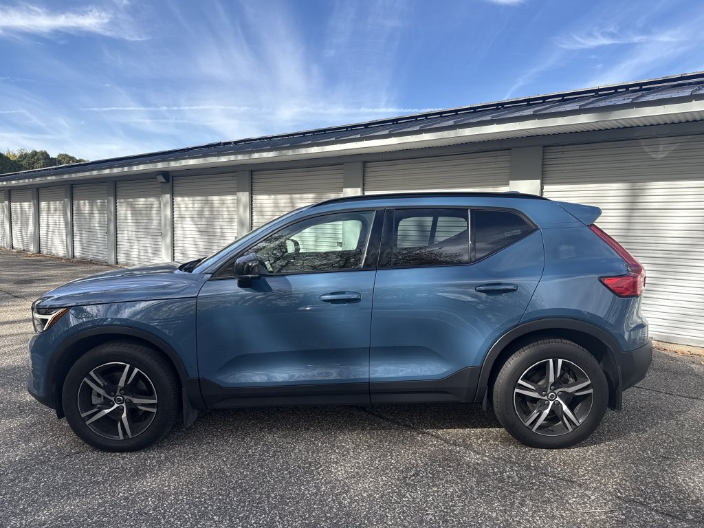 Used 2023 Volvo XC40 B5 Plus w/ Driver Assist Package AWD/4WD image 2