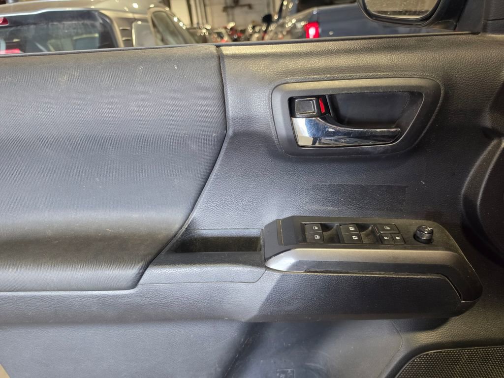 Used 2020 Toyota Tacoma TRD Off-Road AWD/4WD image 5