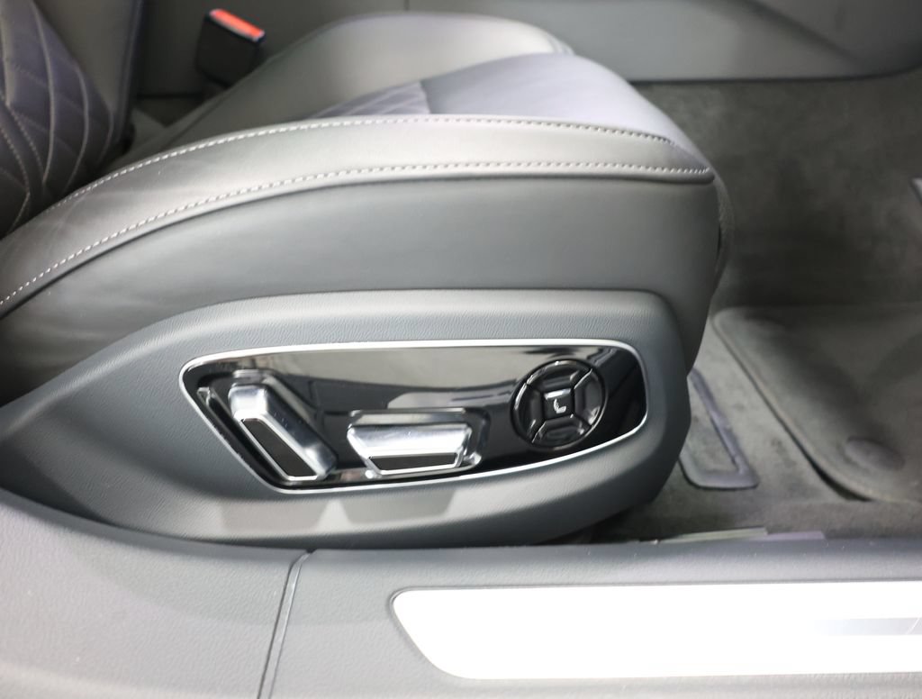 Used 2023 Audi S8 w/ S8 Comfort Plus Package AWD/4WD image 22